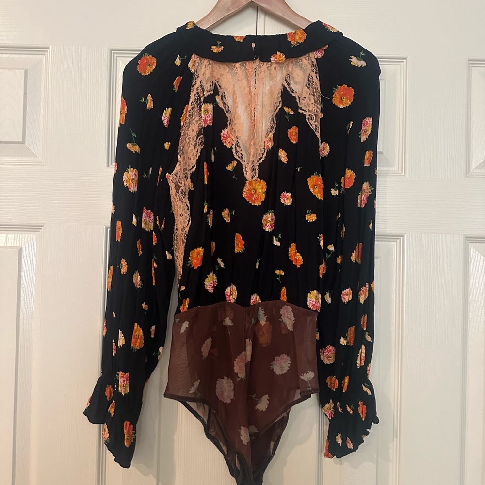 Floral Ruffle V-Neck Blouse - Picture 4 of 4